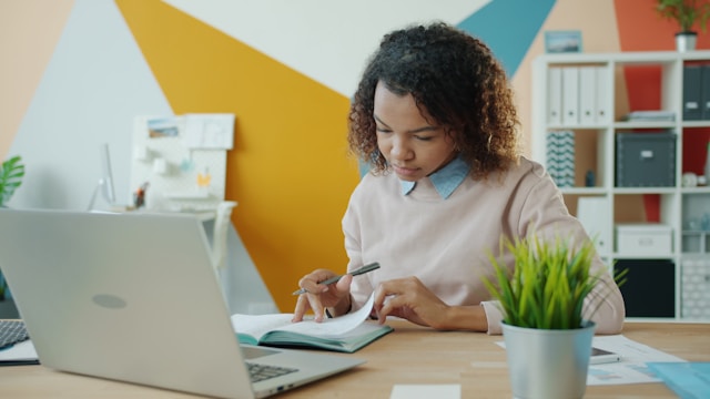 Documentos necesarios para regularizarse en España en 2026: guía completa según tu caso